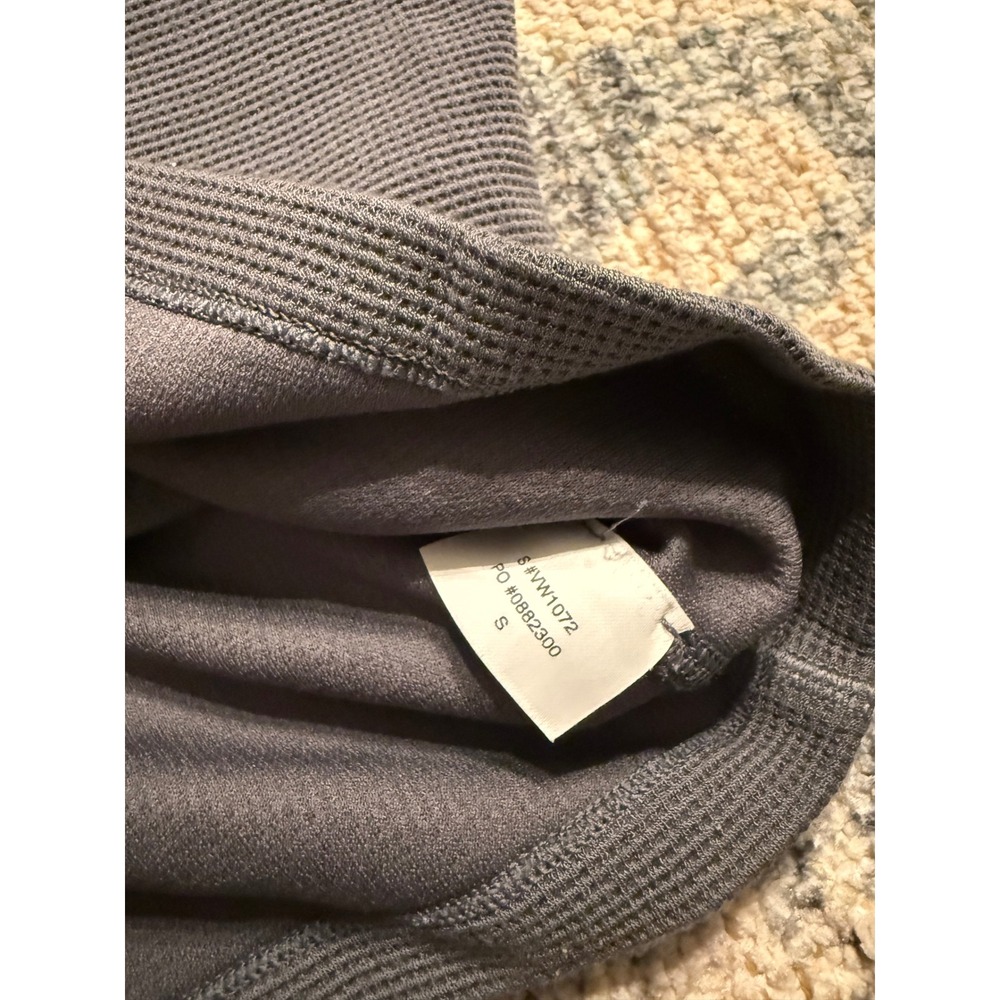 Vuori Bayview Thermal Crop Tank Small Excellent Condition with Tiny Snag - Picture 5 of 6
